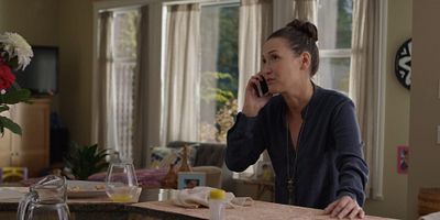 poster de la série Ficus, menottes et carré blanc