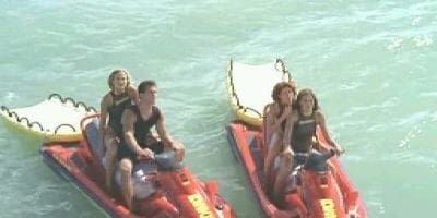 poster de la série L'île aux requins