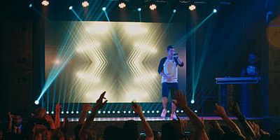 poster de la série De grands accomplissements