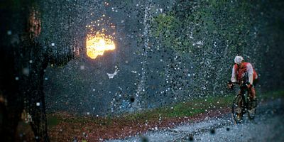 poster de la série Si proche