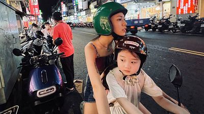 image de la news 1 an après la Palme d'Or d'Anora, Sean Baker est de retour à Cannes 2025 avec le personnage le plus mignon du festival