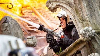 image de la news Notre-Dame brûle sur TF1 : vrais décors ou effets spéciaux ? Comment l'incendie a été reconstitué ?
