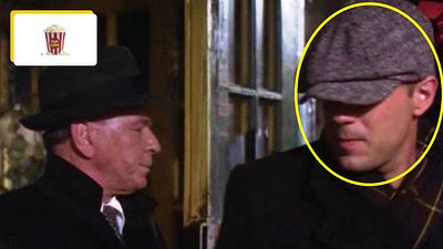 image de la news Aujourd'hui, on l'adore plus que jamais, avez-vous reconnu cet acteur sous le chapeau qui croise Frank Sinatra ?