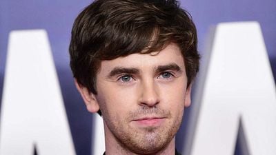 image de la news Freddie Highmore : après Good Doctor, voici les premières images de sa nouvelle série où il joue un rôle vraiment surprenant