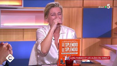 image de la news C à vous : petit accident vestimentaire pour Lara Fabian… Anne-Elisabeth Lemoine en fou rire