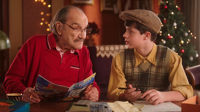 image de la news Scènes de Ménages sur M6 : "Je vis mal sa disparition...", Gérard Hernandez (Raymond) réagit avec émotion à l'hommage à Marion Game dans le prime de Noël
