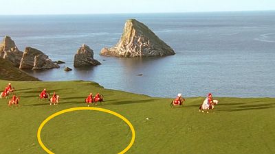 image de la news Astérix et Obélix contre César : avez-vous remarqué cette grosse erreur à 2 minutes et 21 secondes du film ?