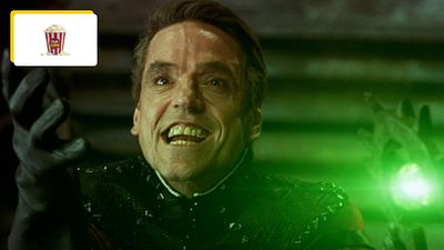 image de la news "J’ai un château à payer !" : il y a 23 ans, Jeremy Irons a accepté de jouer dans l'un des plus mauvais films de tous les temps pour cette seule et unique raison
