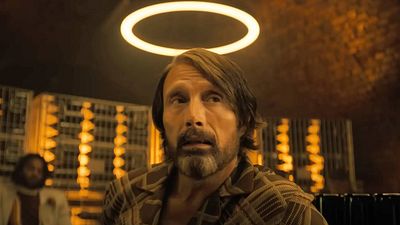 image de la news Premières images : 10 ans après, Mads Mikkelsen retrouve le créateur de Hannibal pour un film d'action horrifique