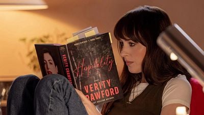 image de la news Verity : quelles différences entre le film avec Anne Hathaway et Dakota Johnson et le roman de Colleen Hoover ?