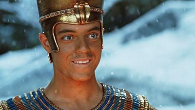 image de la news Il y a près de 20 ans, Rami Malek débutait sa carrière en jouant un pharaon dans cette comédie fantastique culte, et tout le monde l'a oublié !