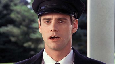 image de la news "Quand on ne sait pas quoi faire, on imite Jim Carrey" : l'acteur a improvisé cette scène hilarante il y a 30 ans, et il a fait rire des millions de personnes