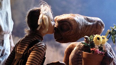 image de la news "E.T. a 8 assistants" : comment Spielberg a préservé la magie pour la jeune Drew Barrymore sur le tournage du film