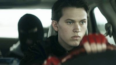 image de la news Le fils de ces deux stars des années 90 se cache dans la série la plus vue du moment sur Amazon !