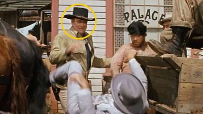 image de la news John Wayne : faites pause à 1 heure et 56 minutes, et regardez bien son chapeau dans ce western des années 60
