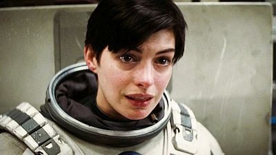 image de la news "Il a été comme un ange pour moi" : Anne Hathaway, au fond du trou, a été sauvée par un chef-d'oeuvre de la science-fiction il y a 12 ans