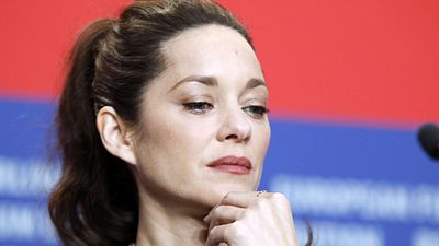 image de la news "Aujourd’hui, je suis sur un plateau de cinéma, je joue pour toi" : le très émouvant hommage de Marion Cotillard à Emilie Dequenne