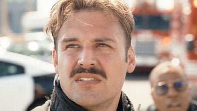 image de la news 9-1-1 sur M6 : la moustache d’Eddie a beaucoup fait réagir les fans… et son origine devrait vous faire rire !