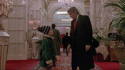 image de la news "J'aimerais tellement qu’il disparaisse du film !" : 33 ans après, le réalisateur de Maman, j'ai raté l'avion regrette d'avoir gardé cette scène