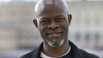 "Je cherche encore le film qui me paiera correctement" : Djimon Hounsou évoque ses salaires à Hollywood