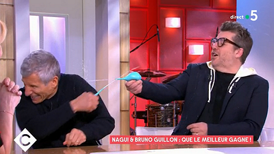 image de la news "Oh, les sal*uds !" : Nagui et Bruno Guillon lancent une bataille d'eau géante sur le plateau de C à vous