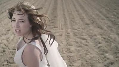 image de la news Clip : Laura Smet en robe de mariée pour Philippe Uminski [VIDEO]