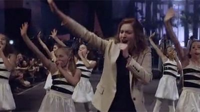 image de la news Greta Gerwig part en live dans le nouveau clip d'Arcade Fire !