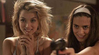 image de la news Knock Knock : Keanu Reeves agressé par deux (très) jolies filles...