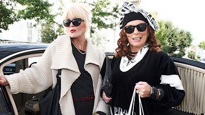 image de la news Absolutely Fabulous : Jennifer Saunders et Joanna Lumley trinquent sur la 1ère photo de tournage