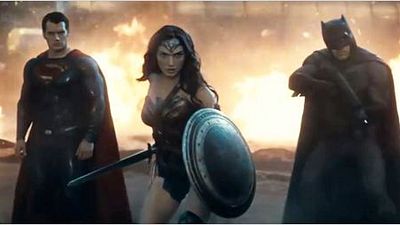 image de la news Batman, Superman et Wonder Woman prennent la pose sur les affiches de L'Aube de la Justice