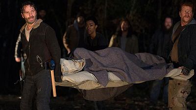 image de la news The Walking Dead : comment la production cache-t-elle la victime de Negan ?
