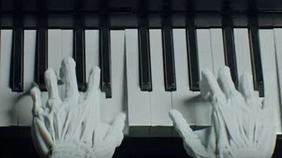 image de la news Westworld : Que cherche à dire la série quand elle revisite Radiohead ou The Cure au piano ?