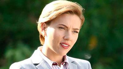 Scarlett Johansson enterre sa vie de jeune fille sur les premières affiches de Pire Soirée