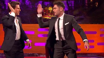 image de la news Top Gun : Tom Cruise et Zac Efron rejouent la scène de la poignée de main