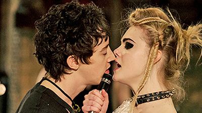 Ambiance punk dans la bande-annonce de How to Talk to Girls at Parties avec Elle Fanning