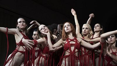 image de la news Suspiria : en quoi le remake de Luca Guadagnino se démarque-t-il du film de Dario Argento ?