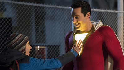image de la news Shazam ! : le héros bulle et attend son tour sur l'affiche du film DC Comics