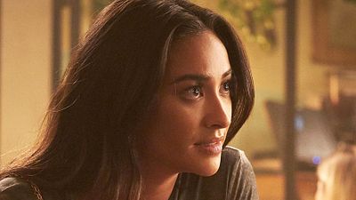 image de la news You : Shay Mitchell (Peach) de retour en saison 2 ? [SPOILERS]