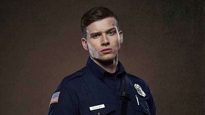 image de la news 9-1-1 : qui est Oliver Stark, le fougueux pompier de la nouvelle série de M6 ?