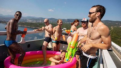 image de la news Les Crevettes pailletées : Eddy de Pretto, Céline Dion, Sabrina... La playlist éclectique des musiques du film