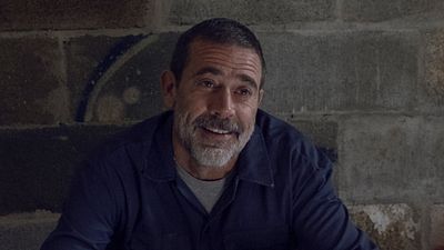 image de la news The Walking Dead saison 10 : Negan en mode jardinier sur les premières photos