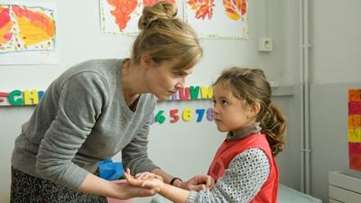 La Maladroite sur France 3 : que vaut le téléfilm sur la maltraitance porté par Isabelle Carré ?