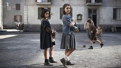 image de la news myCANAL : 5 séries pour voyager depuis son canapé pendant le confinement