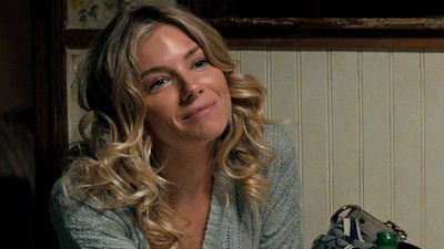image de la news American Woman avec Sienna Miller sur OCS : "Le courage est l’une des choses les plus émouvantes au cinéma"