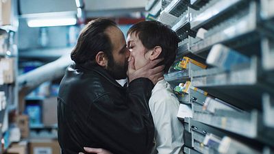 image de la news Bande-annonce Médecin de nuit : Vincent Macaigne et Pio Marmai au coeur d'un trafic de médicaments  