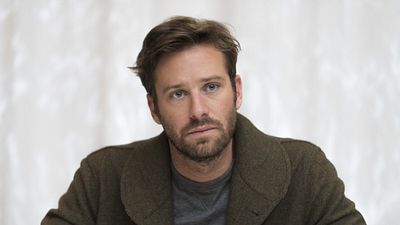 image de la news Armie Hammer : suite au scandale, l'acteur quitte la série sur les coulisses du Parrain
