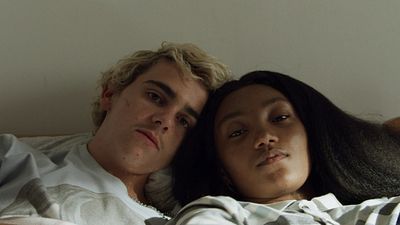 image de la news We Are Who We Are sur StarzPlay : que vaut la série du réalisateur de Call Me By Your Name ?