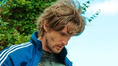 image de la news Super-héros malgré lui : une affiche avec Philippe Lacheau claqué au sol