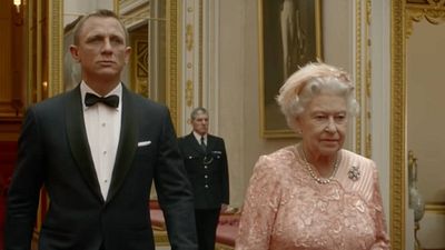image de la news Elizabeth II : il y a 10 ans, elle rencontrait James Bond