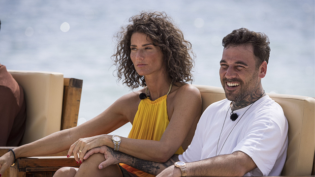image de la news Surprise, Arnaud de L'île de la tentation tente de reconquérir Julie... Elle réagit !